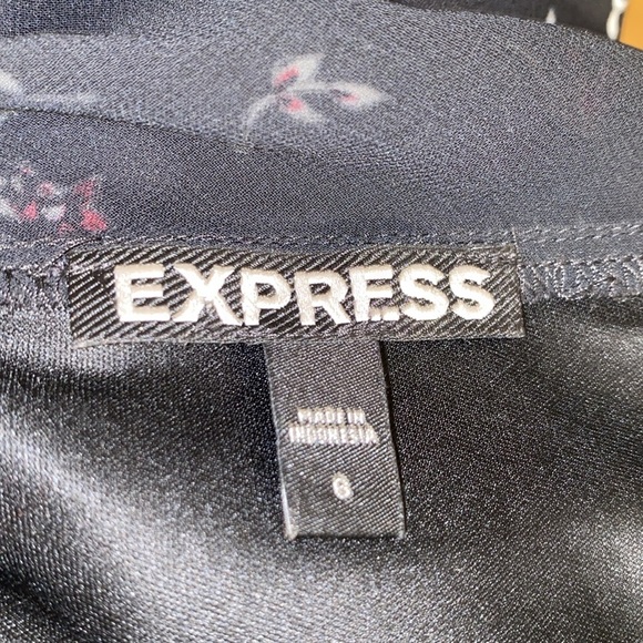 Express Floral Romper 6 - Picture 9 of 9